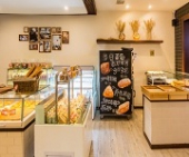 蛋糕店招.全能師傅工資5000--8500，面包師傅工資4000--5500